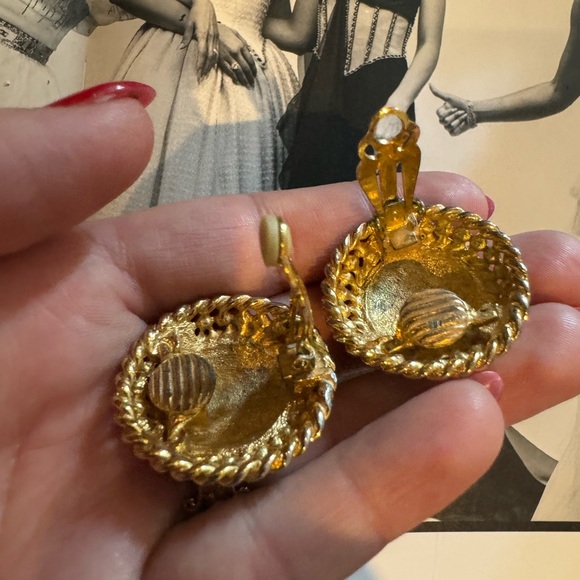 St. John large black enamel and gold tone vintage clip on earrings - Picture 8 of 12